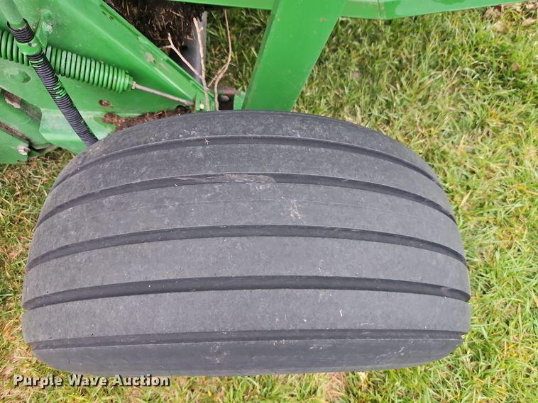 image for item DT7742 1995 John Deere 535 round baler