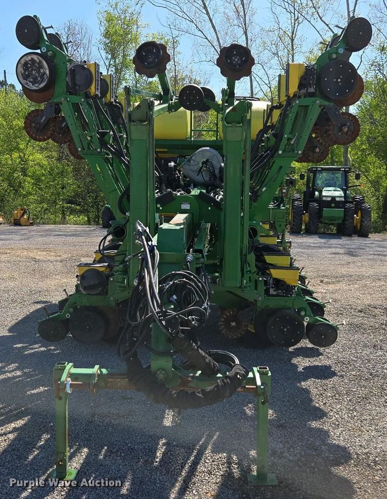 image for item DW1905 2016 John Deere 1795 split row no-till planter