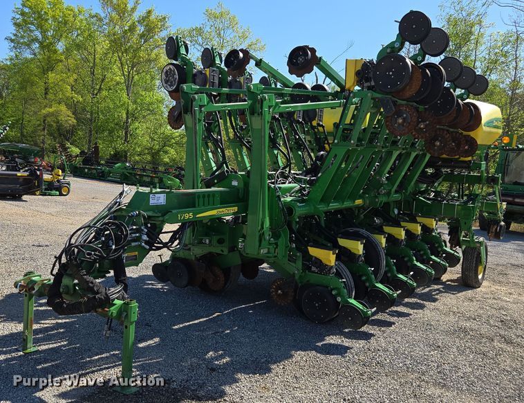 image for item DW1905 2016 John Deere 1795 split row no-till planter
