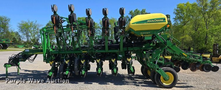 image for item DW1905 2016 John Deere 1795 split row no-till planter