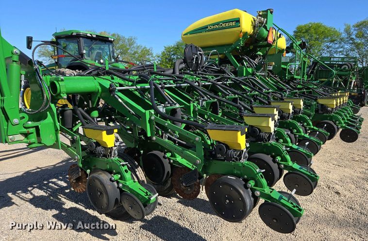 image for item DW1905 2016 John Deere 1795 split row no-till planter