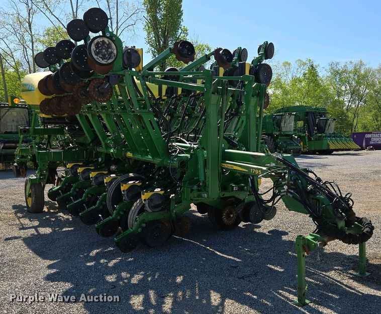 image for item DW1905 2016 John Deere 1795 split row no-till planter