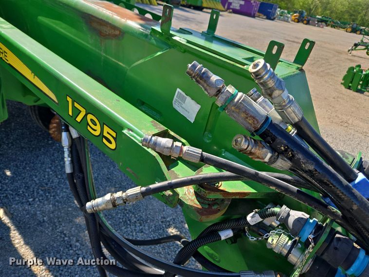 image for item DW1905 2016 John Deere 1795 split row no-till planter