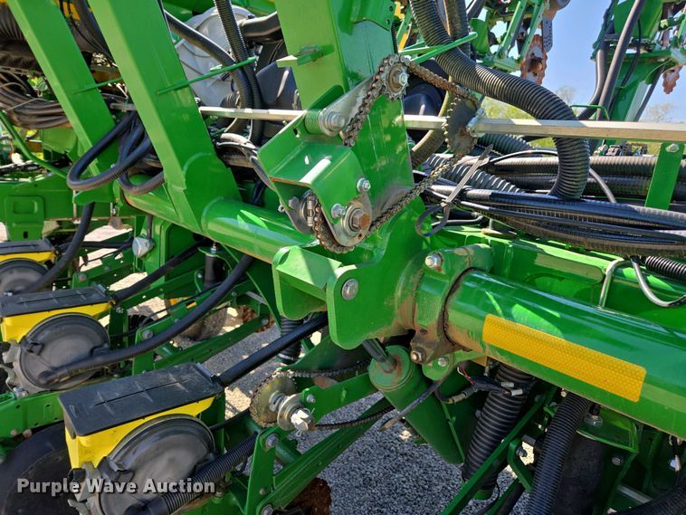 image for item DW1905 2016 John Deere 1795 split row no-till planter