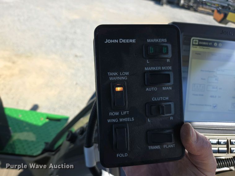 image for item DW1905 2016 John Deere 1795 split row no-till planter