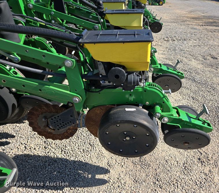 image for item DW1905 2016 John Deere 1795 split row no-till planter