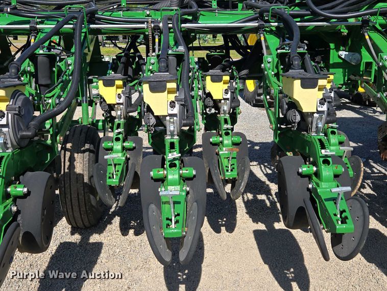 image for item DW1905 2016 John Deere 1795 split row no-till planter