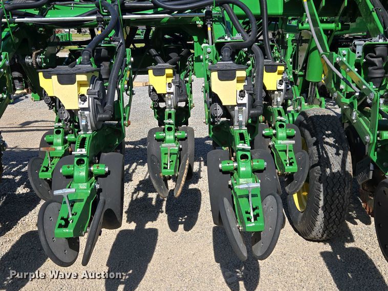 image for item DW1905 2016 John Deere 1795 split row no-till planter