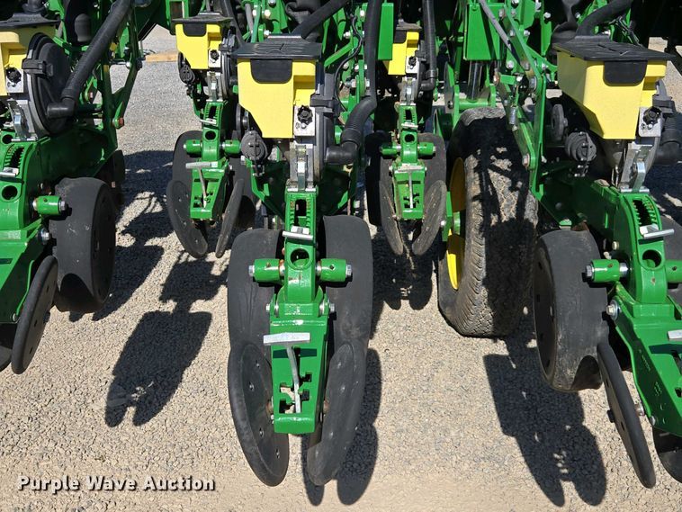 image for item DW1905 2016 John Deere 1795 split row no-till planter