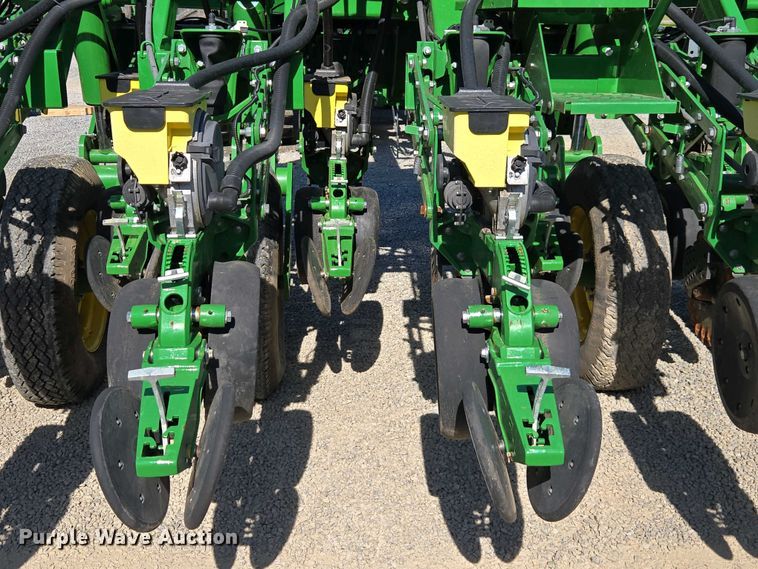 image for item DW1905 2016 John Deere 1795 split row no-till planter