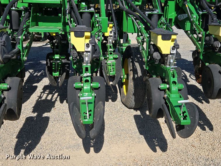 image for item DW1905 2016 John Deere 1795 split row no-till planter