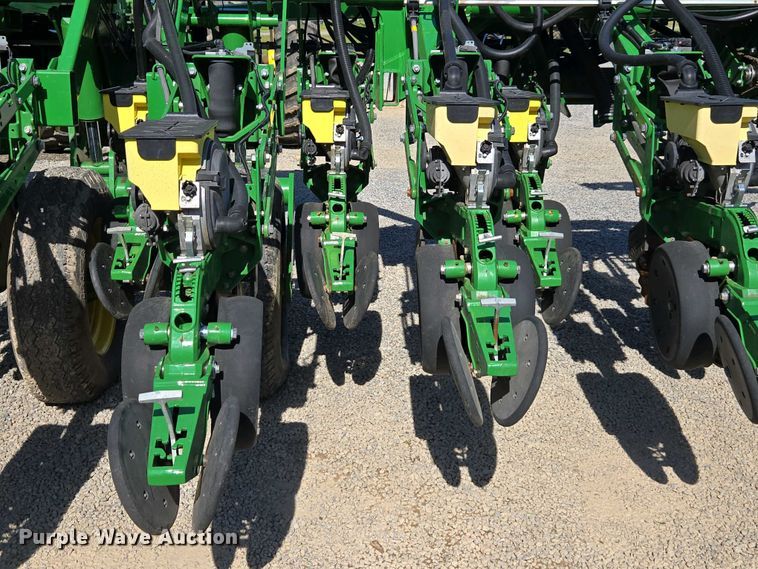image for item DW1905 2016 John Deere 1795 split row no-till planter