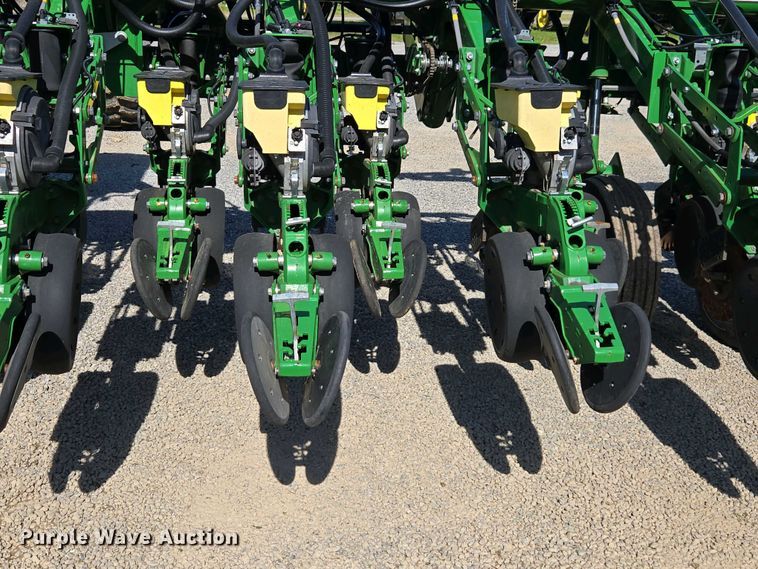 image for item DW1905 2016 John Deere 1795 split row no-till planter
