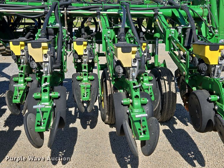 image for item DW1905 2016 John Deere 1795 split row no-till planter