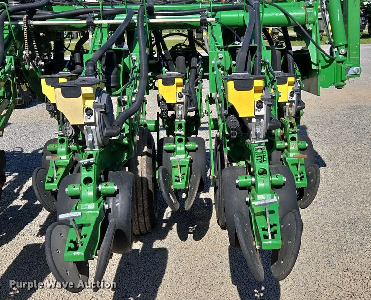 image for item DW1905 2016 John Deere 1795 split row no-till planter
