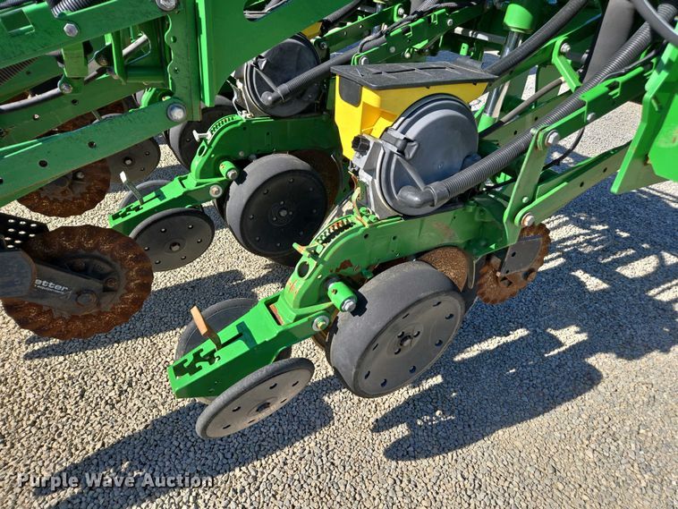 image for item DW1905 2016 John Deere 1795 split row no-till planter