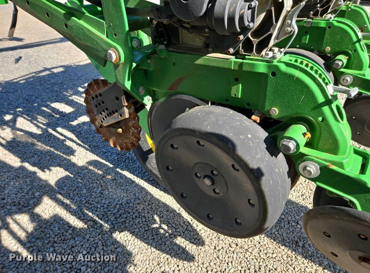 image for item DW1905 2016 John Deere 1795 split row no-till planter