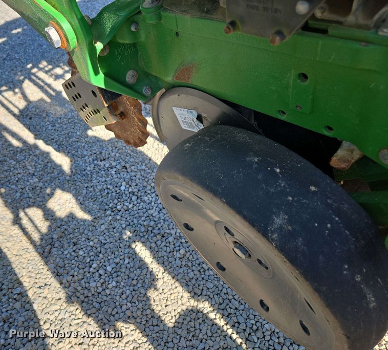image for item DW1905 2016 John Deere 1795 split row no-till planter