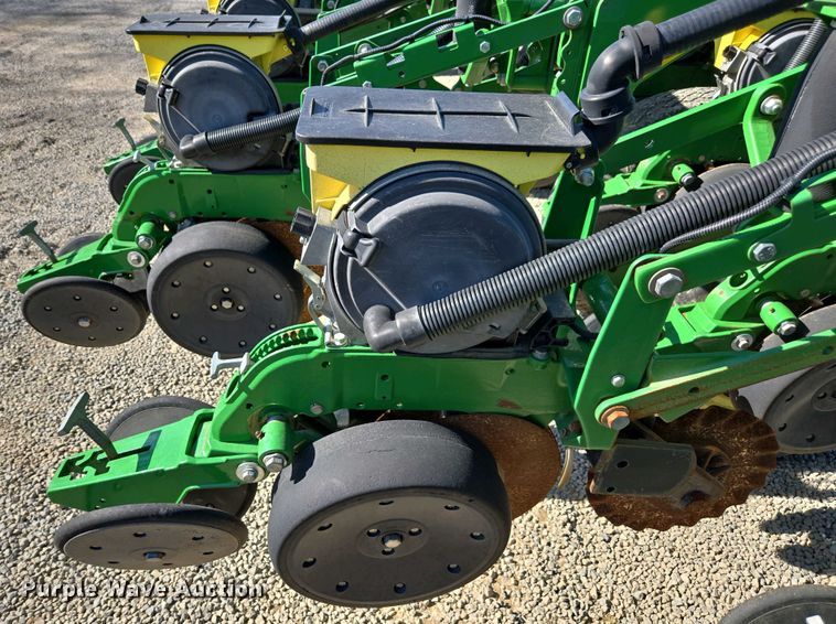 image for item DW1905 2016 John Deere 1795 split row no-till planter