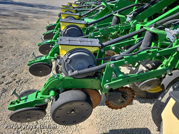 image for item DW1905 2016 John Deere 1795 split row no-till planter