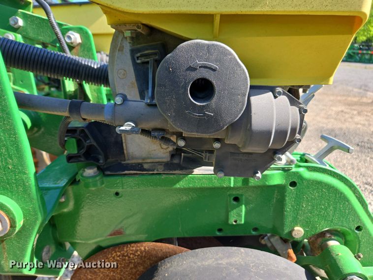 image for item DW1905 2016 John Deere 1795 split row no-till planter