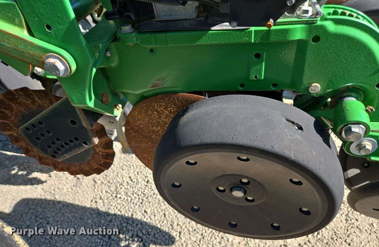 image for item DW1905 2016 John Deere 1795 split row no-till planter