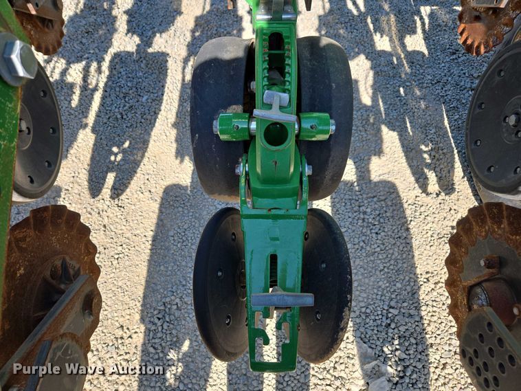 image for item DW1905 2016 John Deere 1795 split row no-till planter