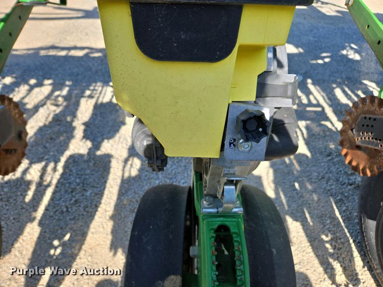 image for item DW1905 2016 John Deere 1795 split row no-till planter