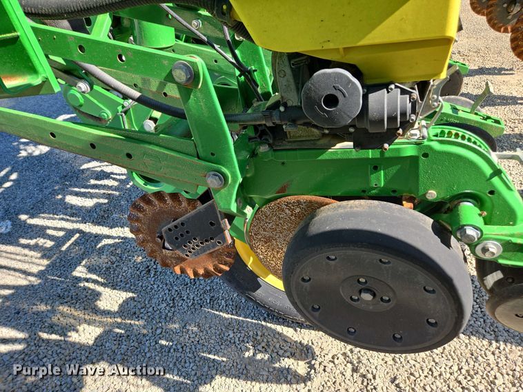image for item DW1905 2016 John Deere 1795 split row no-till planter