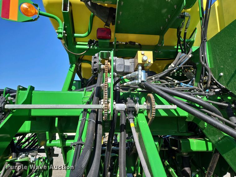 image for item DW1905 2016 John Deere 1795 split row no-till planter