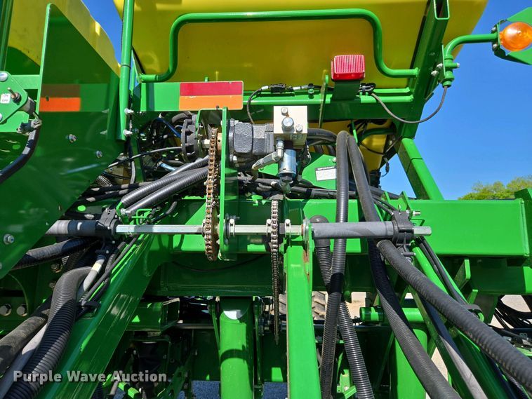 image for item DW1905 2016 John Deere 1795 split row no-till planter