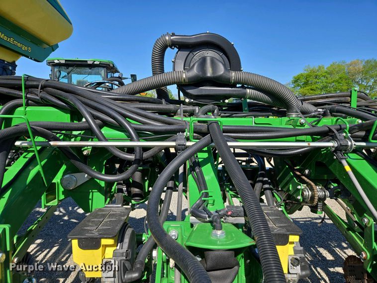 image for item DW1905 2016 John Deere 1795 split row no-till planter