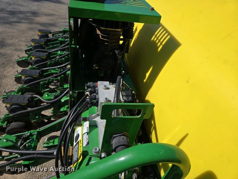 image for item DW1905 2016 John Deere 1795 split row no-till planter