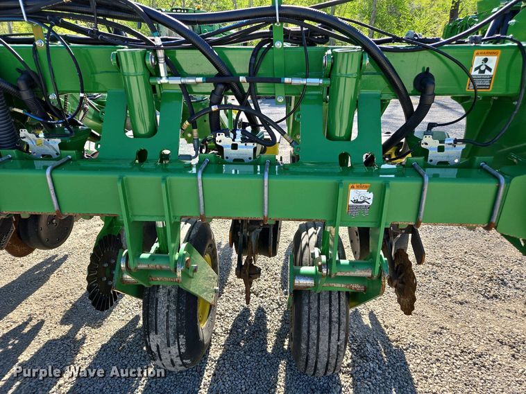 image for item DW1905 2016 John Deere 1795 split row no-till planter