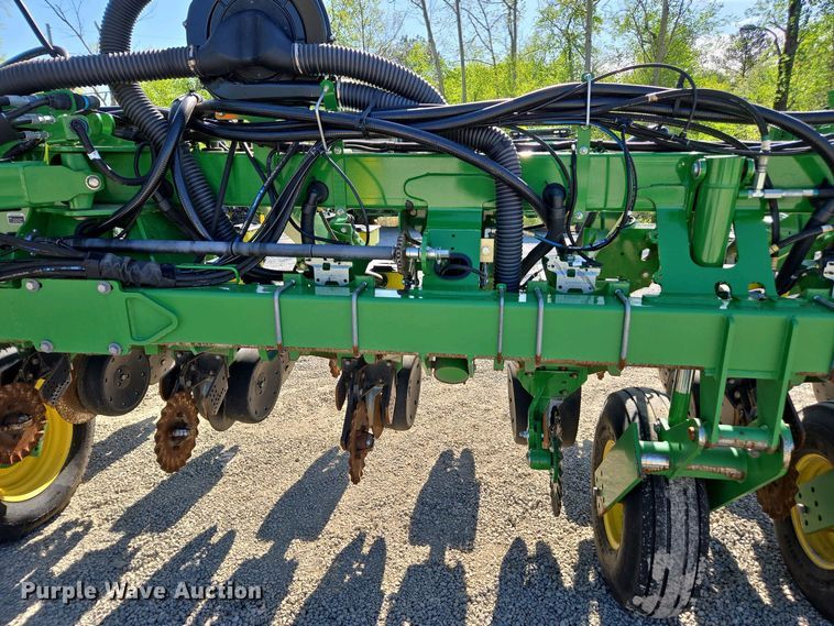 image for item DW1905 2016 John Deere 1795 split row no-till planter