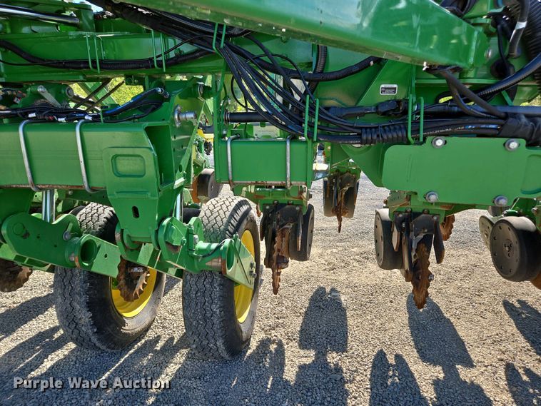 image for item DW1905 2016 John Deere 1795 split row no-till planter
