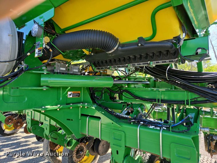 image for item DW1905 2016 John Deere 1795 split row no-till planter