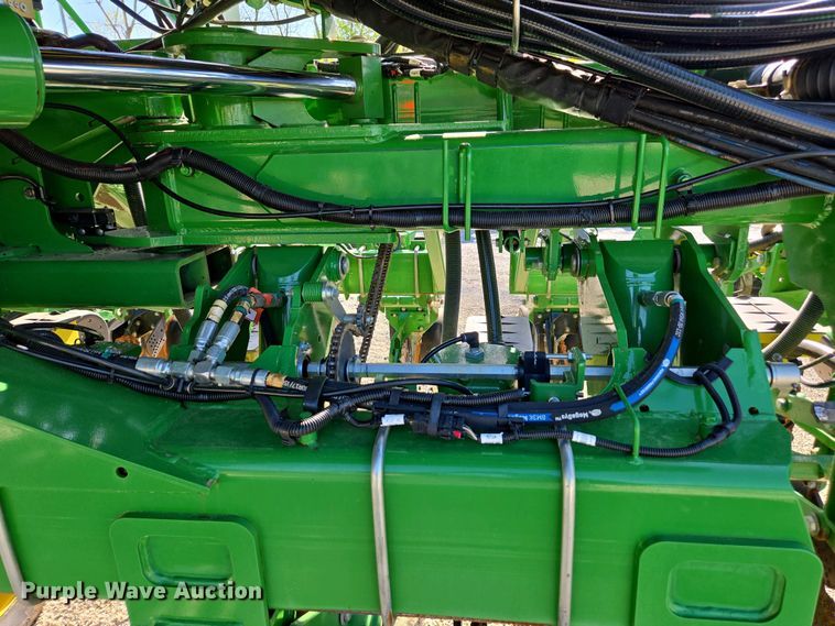 image for item DW1905 2016 John Deere 1795 split row no-till planter