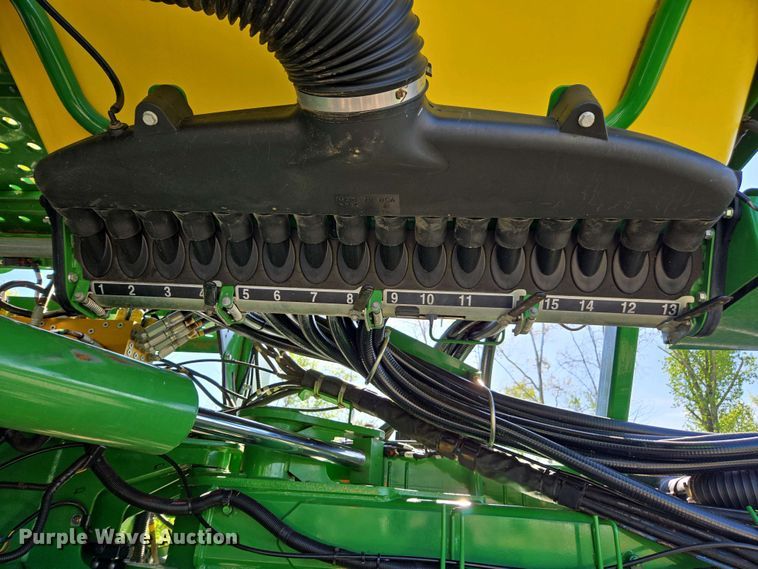 image for item DW1905 2016 John Deere 1795 split row no-till planter