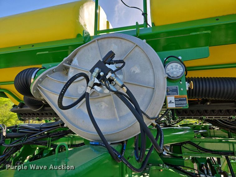 image for item DW1905 2016 John Deere 1795 split row no-till planter