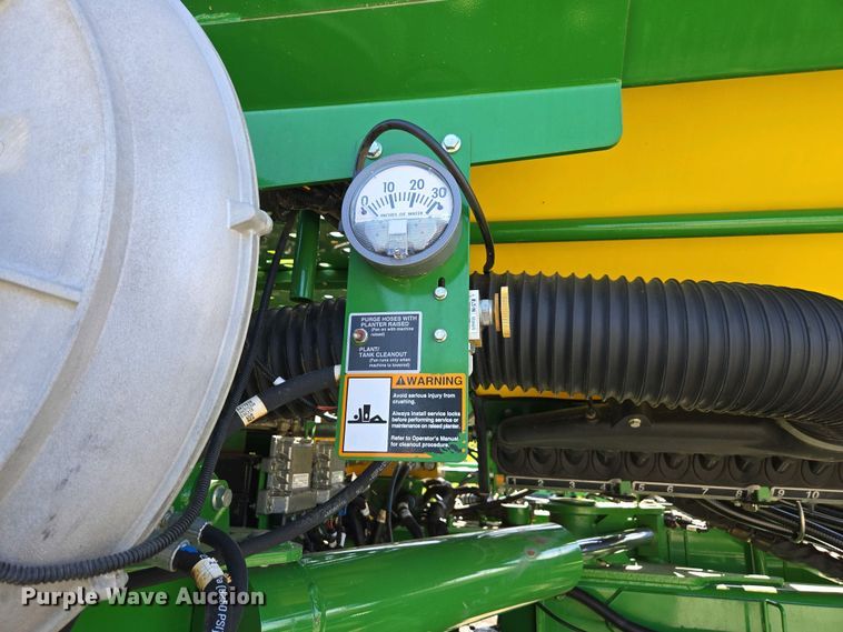 image for item DW1905 2016 John Deere 1795 split row no-till planter