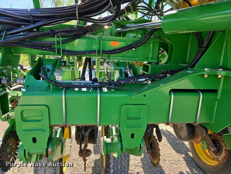 image for item DW1905 2016 John Deere 1795 split row no-till planter