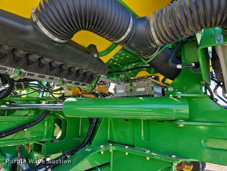 image for item DW1905 2016 John Deere 1795 split row no-till planter