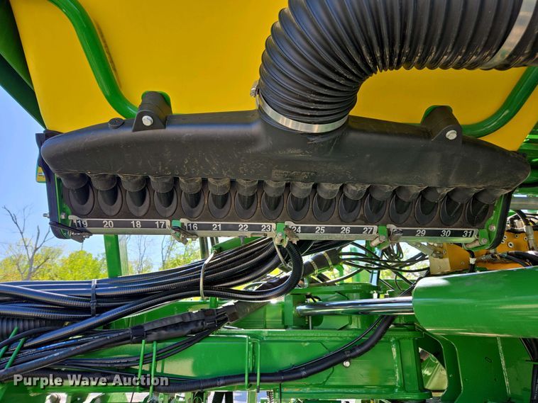 image for item DW1905 2016 John Deere 1795 split row no-till planter