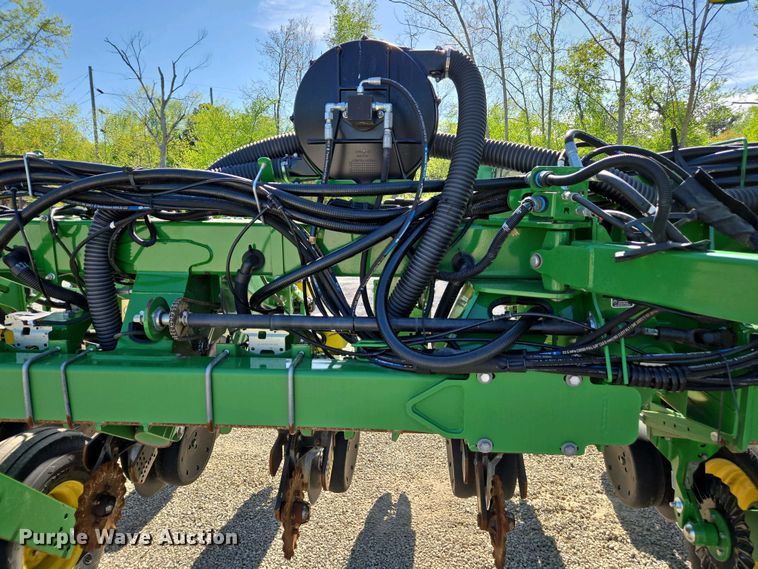 image for item DW1905 2016 John Deere 1795 split row no-till planter
