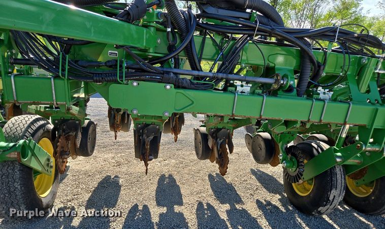 image for item DW1905 2016 John Deere 1795 split row no-till planter