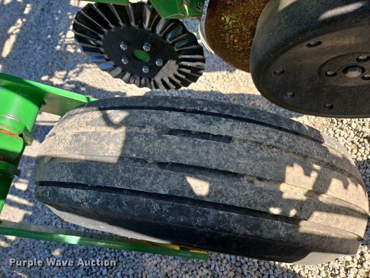 image for item DW1905 2016 John Deere 1795 split row no-till planter