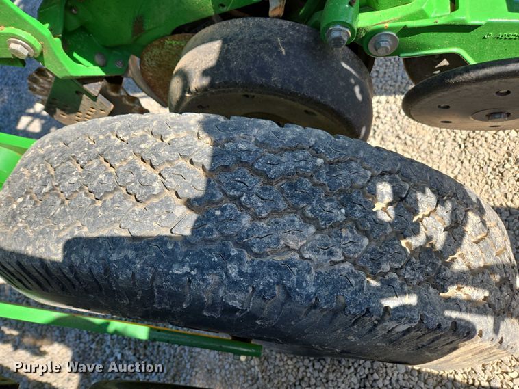 image for item DW1905 2016 John Deere 1795 split row no-till planter