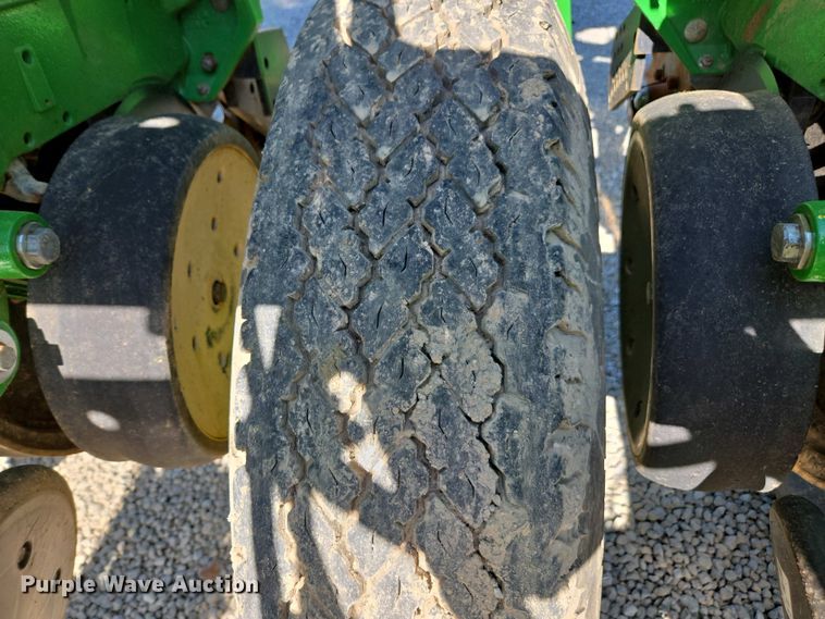 image for item DW1905 2016 John Deere 1795 split row no-till planter