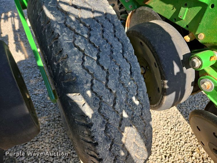 image for item DW1905 2016 John Deere 1795 split row no-till planter